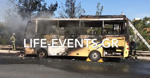 Φωτιά σε τουριστικό λεωφορείο στη Θεσσαλονίκη (βίντεο)