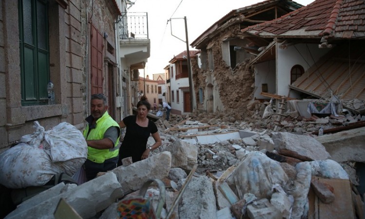 Θρήνος για τη 43χρονη μητέρα που πέθανε και απόγνωση για τις καταστροφές μετά το σεισμό των 6,1 βαθμών Ρίχτερ στη Λέσβο