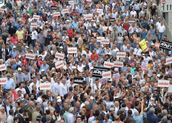 Πορεία από την Άγκυρα στην Κωνσταντινούπολη κόντρα στη σύλληψη βουλευτή της αντιπολίτευσης (φωτο)