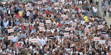 Πορεία από την Άγκυρα στην Κωνσταντινούπολη κόντρα στη σύλληψη βουλευτή της αντιπολίτευσης (φωτο)