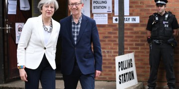 Βρετανία εκλογές: Πρωτιά Μέι – Αμφίβολη η αυτοδυναμία