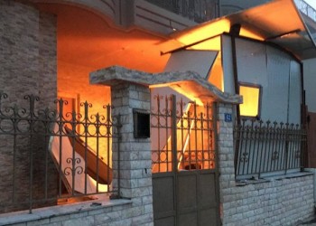 Καζάνι που βράζει το Μενίδι – Καίγονται σπίτια Ρομά (φωτο)