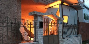 Καζάνι που βράζει το Μενίδι – Καίγονται σπίτια Ρομά (φωτο)