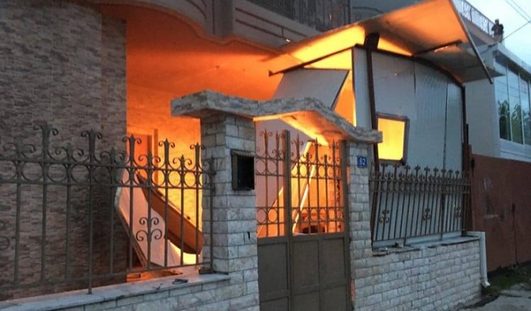 Καζάνι που βράζει το Μενίδι – Καίγονται σπίτια Ρομά (φωτο)