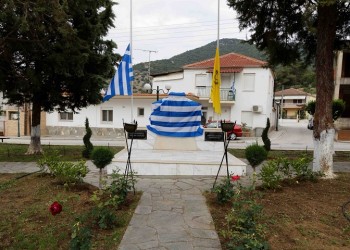 Συγκίνηση στα αποκαλυπτήρια του μνημείου της Γενοκτονίας των Ποντίων στο Κοκκινόχωμα Καβάλας (φωτο)