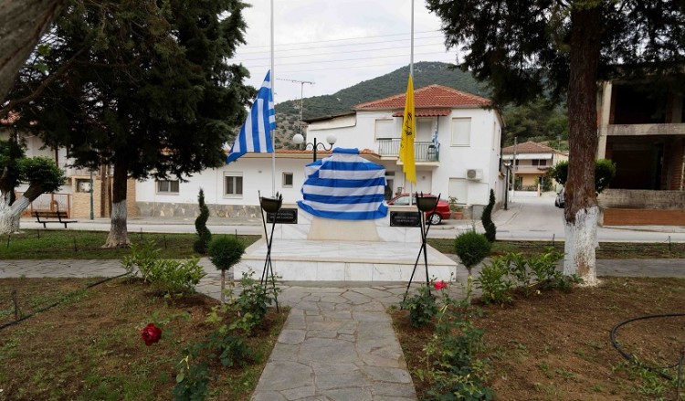 Συγκίνηση στα αποκαλυπτήρια του μνημείου της Γενοκτονίας των Ποντίων στο Κοκκινόχωμα Καβάλας (φωτο)