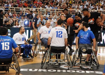 Αποθεώθηκαν στο AntetokounBros Event στο ΟΑΚΑ οι αθλητές μπάσκετ με αμαξίδιο της ΟΣΕΚΑ (βίντεο)
