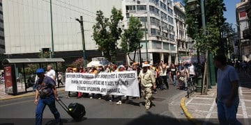 Επεισόδια έξω από τη Βουλή και το υπουργείο Εσωτερικών στην πορεία της ΠΟΕ-ΟΤΑ