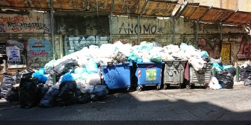 Σε κλοιό σκουπιδιών η Αθήνα, χάος και στα πιο τουριστικά σημεία