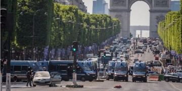 Παρίσι: Συνελήφθη άνδρας που έπεσε με το όχημά του πάνω σε αστυνομικό βαν