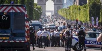 Γκαζάκια και όπλα στο όχημα που έπεσε πάνω στο αστυνομικό βαν στο Παρίσι