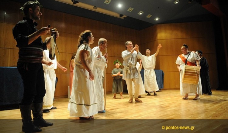 Ο «Πλούτος» του Αριστοφάνη μίλησε ποντιακά, σκόρπισε γέλιο και έστειλε μηνύματα (φωτο)