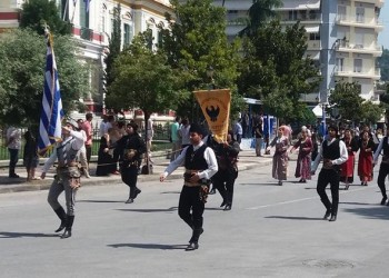Και με καύσωνα παρελαύνουν οι Πόντιοι! (φωτο)