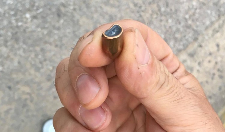 Συγκλονίζει η μητέρα της 14χρονης που γλίτωσε από αδέσποτη σφαίρα στο Μενίδι (βίντεο)