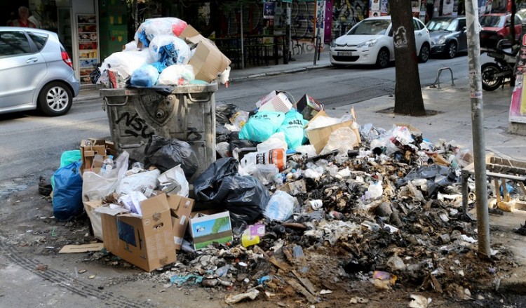 Βουνά τα σκουπίδια στη χώρα και η ΠΟΕ-ΟΤΑ στο Μαξίμου