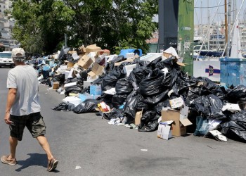 Κυβέρνηση κατά ΝΔ για τα σκουπίδια που σαπίζουν στους δρόμους