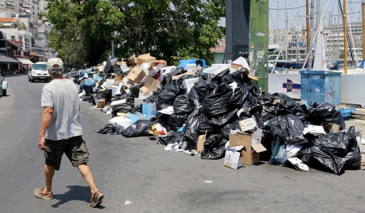 Κυβέρνηση κατά ΝΔ για τα σκουπίδια που σαπίζουν στους δρόμους