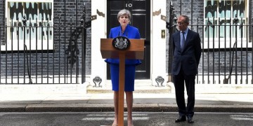 Κυβέρνηση με ορίζοντα Brexit σχηματίζει η Μέι