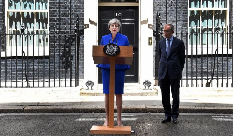Κυβέρνηση με ορίζοντα Brexit σχηματίζει η Μέι