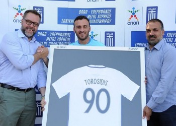 Ο ΟΠΑΠ βράβευσε τον Τοροσίδη για τις 90 συμμετοχές στην Εθνική ομάδα (βίντεο)