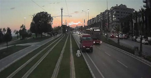 Μουσουλμάνος στη Σμύρνη προσεύχεται στις γραμμές του τραμ και το βίντεο γίνεται viral!