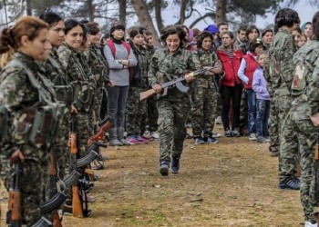 Σφαίρα περνάει ξυστά από το κεφάλι Κούρδισσας κι αυτή γελάει (βίντεο)
