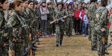 Σφαίρα περνάει ξυστά από το κεφάλι Κούρδισσας κι αυτή γελάει (βίντεο)