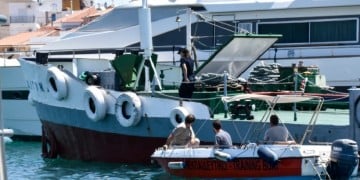 Τραγωδία στην Αίγινα – Κρατούνται ο πλοίαρχος και ο ναύτης της υδροφόρας