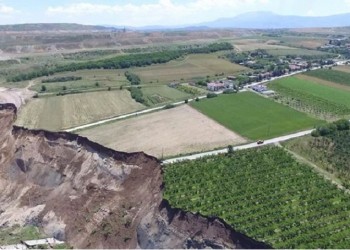 Εκκένωση του οικισμού των Αναργύρων συνέστησε ο πρόεδρος του ΟΑΣΠ