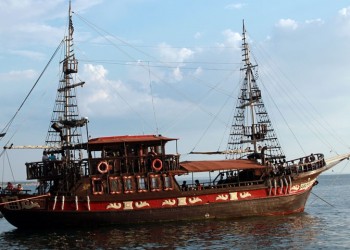 Ακυβέρνητο πλοίο μόλις 100 μέτρα από τον Λευκό Πύργο