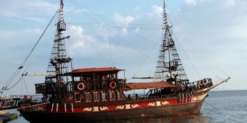 Ακυβέρνητο πλοίο μόλις 100 μέτρα από τον Λευκό Πύργο