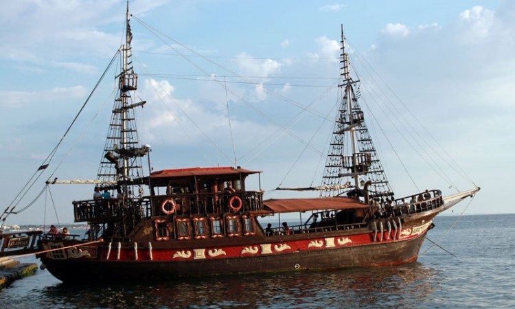 Ακυβέρνητο πλοίο μόλις 100 μέτρα από τον Λευκό Πύργο