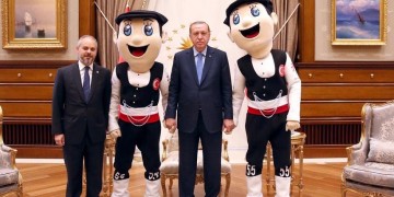 Από τον Πόντο στο λευκό σαράι του Ερντογάν η μασκότ της Ολυμπιάδας Κωφών στη Σαμψούντα (φωτο)