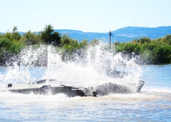 Εντυπωσιακές εικόνες από την εκπαίδευση στα πλωτά μέσα του Δ' Σώματος Στρατού