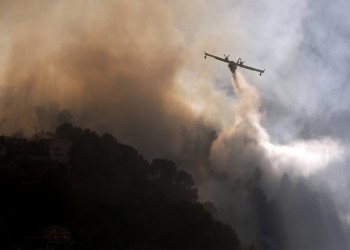 Σε εξέλιξη η πυρκαγιά στον Ασπρόπυργο Αττικής 2