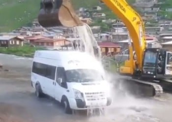 Πώς πλένεις ένα όχημα στις Ποντικές Άλπεις; Δείτε το απολαυστικό βίντεο