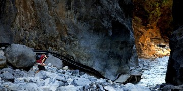 Πέρασε το φαράγγι της Σαμαριάς κουβαλώντας την ανάπηρη κόρη του στην πλάτη