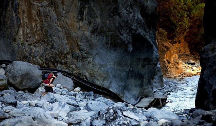 Πέρασε το φαράγγι της Σαμαριάς κουβαλώντας την ανάπηρη κόρη του στην πλάτη