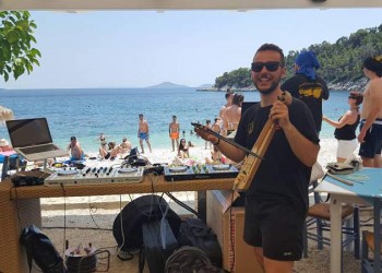 Έφεραν τον Πόντο στην Αλόννησο – Τα ποντιακά γλέντια στα σοκάκια του νησιού (φωτο, βίντεο)