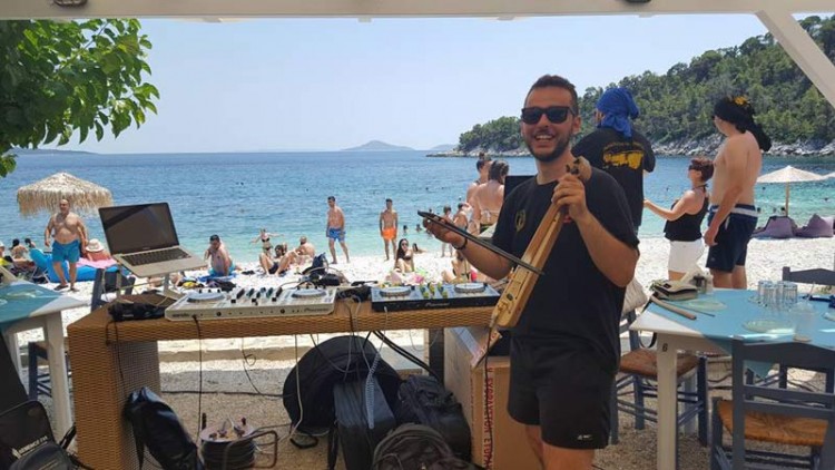 Έφεραν τον Πόντο στην Αλόννησο – Τα ποντιακά γλέντια στα σοκάκια του νησιού (φωτο, βίντεο)