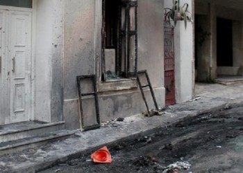 Επίθεση με μολότοφ μέρα μεσημέρι έξω από το σπίτι του Αλέκου Φλαμπουράρη