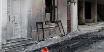 Επίθεση με μολότοφ μέρα μεσημέρι έξω από το σπίτι του Αλέκου Φλαμπουράρη