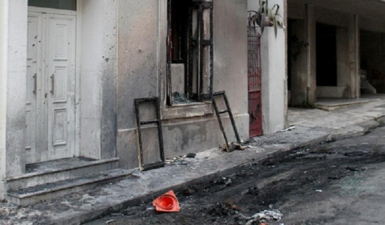 Επίθεση με μολότοφ μέρα μεσημέρι έξω από το σπίτι του Αλέκου Φλαμπουράρη