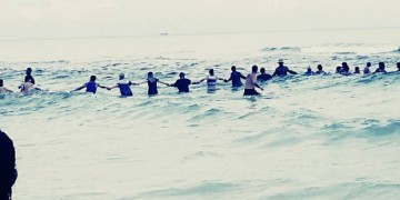 80 άνθρωποι έκαναν αλυσίδα και έσωσαν οικογένεια που πνιγόταν (βίντεο)