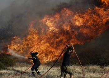 Αγωνία για τη φωτιά στα Καλύβια  – Καίει σε δύο μέτωπα με αρκετές διάσπαρτες εστίες (φωτο)