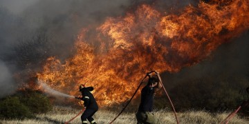 Αγωνία για τη φωτιά στα Καλύβια  – Καίει σε δύο μέτωπα με αρκετές διάσπαρτες εστίες (φωτο)