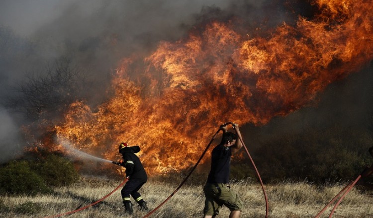 Αγωνία για τη φωτιά στα Καλύβια  – Καίει σε δύο μέτωπα με αρκετές διάσπαρτες εστίες (φωτο)