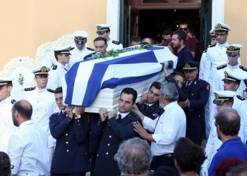 Κέρκυρα: Με τιμές ήρωα κηδεύτηκε ο 33χρονος πυροσβέστης που είχε τραυματιστεί στο Ζευγολατιό