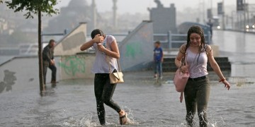 Απίστευτα βίντεο από την καταιγίδα που σάρωσε την Κωνσταντινούπολη