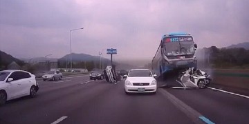 Λεωφορείο συνθλίβει ΙΧ σε αυτοκινητόδρομο – Δύο νεκροί, 16 τραυματίες (βίντεο)